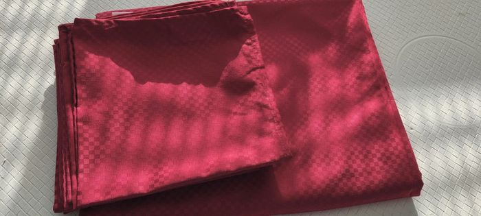 Nappe rouge et serviettes - photo numéro 2