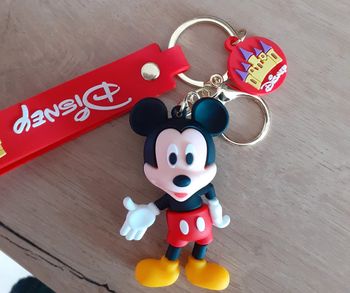 Porte clé Disney Mickey rouge et noir