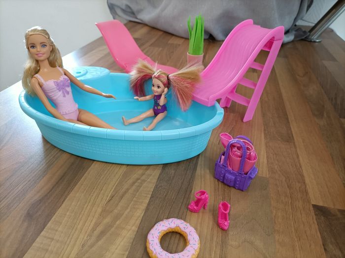 Lot barbie - Sortie Mère fille à la piscine - 2 barbies, accessoires et 1 livre - photo numéro 5