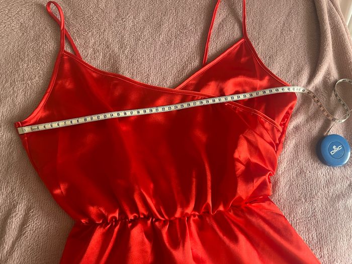Robe rouge satinée chic - photo numéro 4