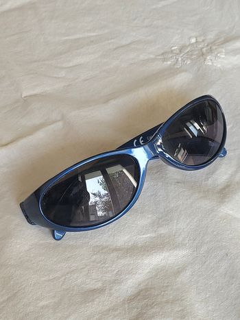 une paire de lunettes de soleil garçon