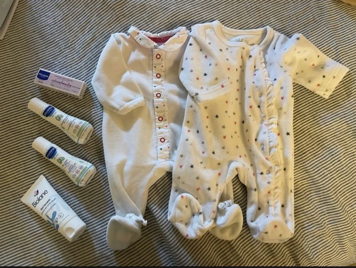 Lot 2 pyjamas et 4 mini produits
