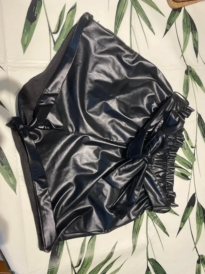 Short cuir