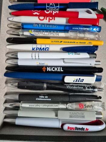 Lot de 68 stylos publicitaires