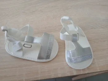 Nu pieds bebe fille