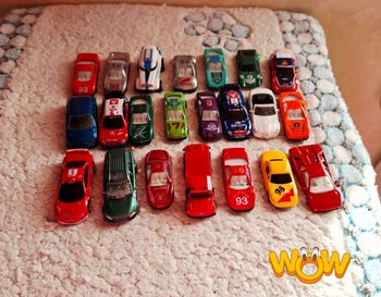 Petites voitures miniatures 