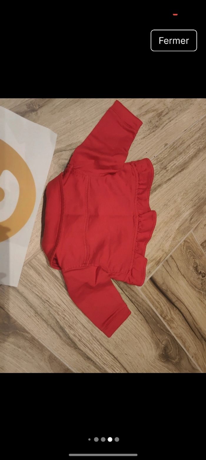 Lot 1 veste rouge + 1 robe à fleurs rouges doublé bleu marine 
Taile 3 mois 
Parfait état jamais portée - photo numéro 5