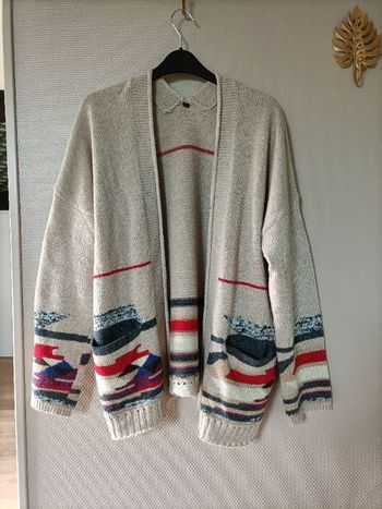 Gilet beige multicolore avec lignes rouge noir