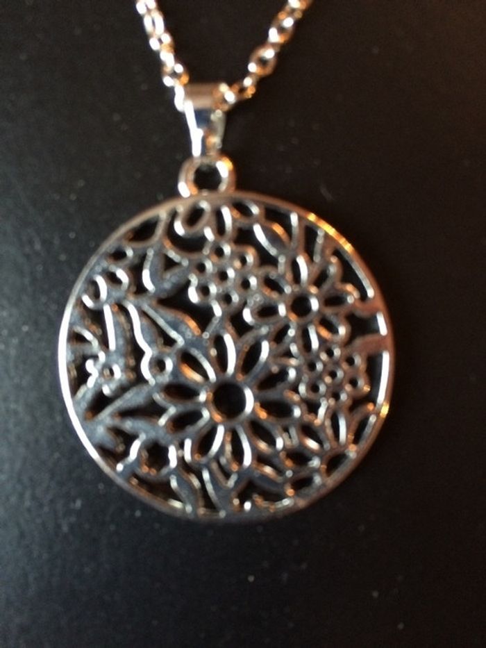 Collier avec pendentif rond avec des fleurs - photo numéro 2