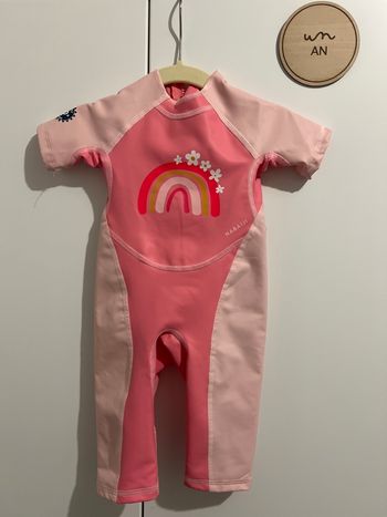 Combinaison anti-UV bébé fille rose 🌸 motif arc-en-ciel  idéale plage/piscine  comme neuve
