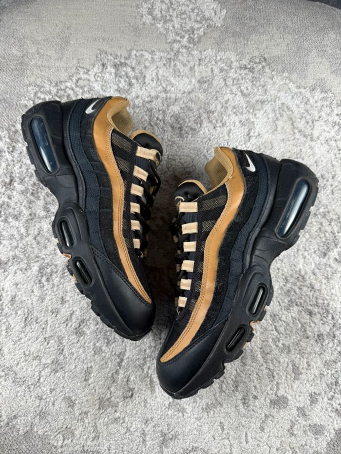 nike air max 95 gold and black