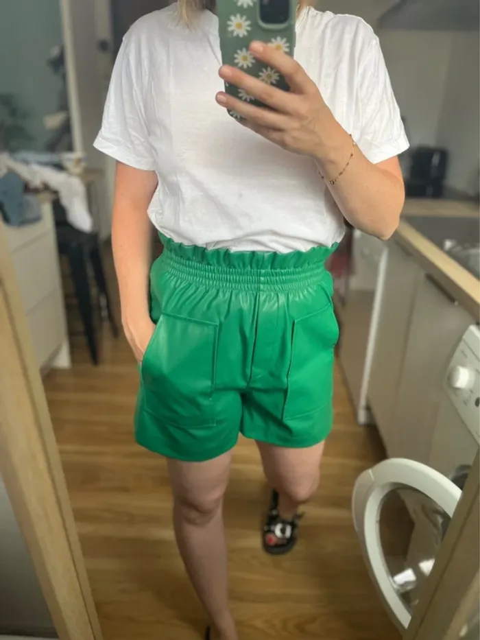 Short en simili cuir