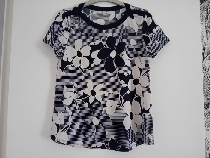 Petit haut bleu et blanc avec des fleurs