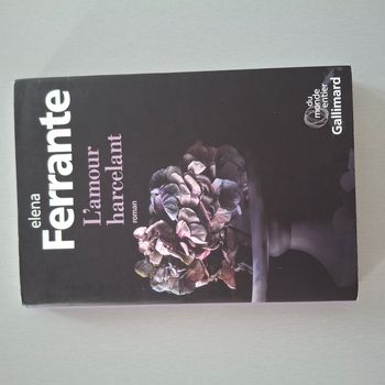 Livre roman "L'amour harcelant" de Ferrante Elena - Comme neuf - Format broché - Editeur Gallimard