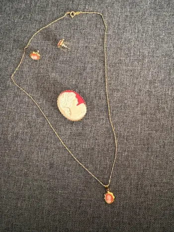 Ensemble collier/ boucle d’oreilles et pin’s