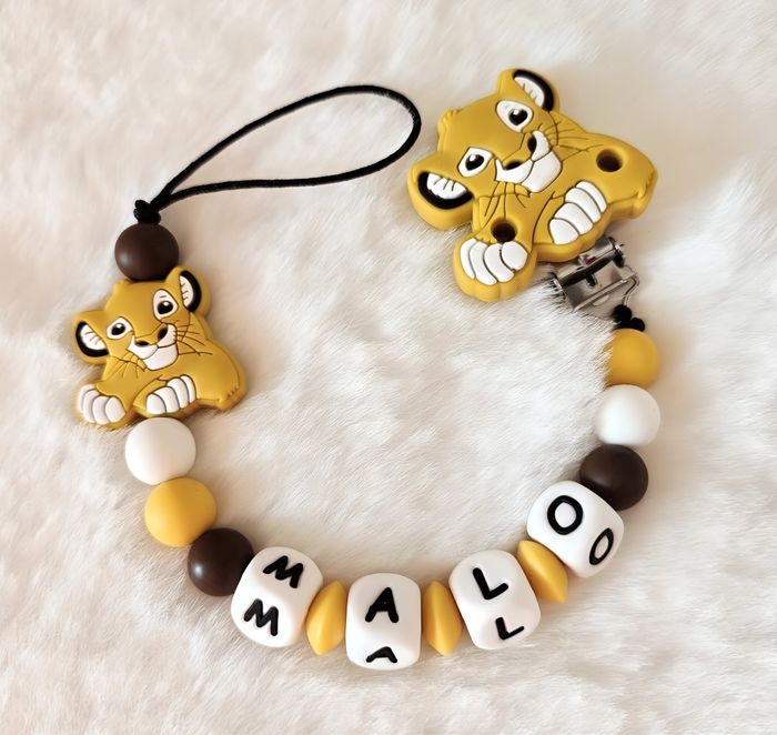 Attache sucette personnalisé en silicone roi lion