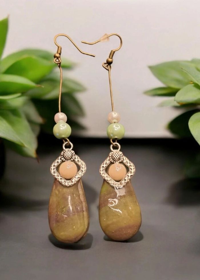 Boucles d'oreilles pendante avec pâte polymere vert marron - photo numéro 2