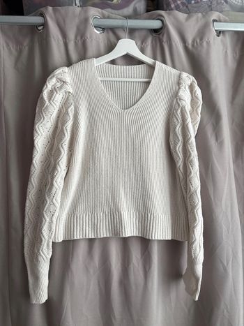 Pull crème avec détails tresses aux manches