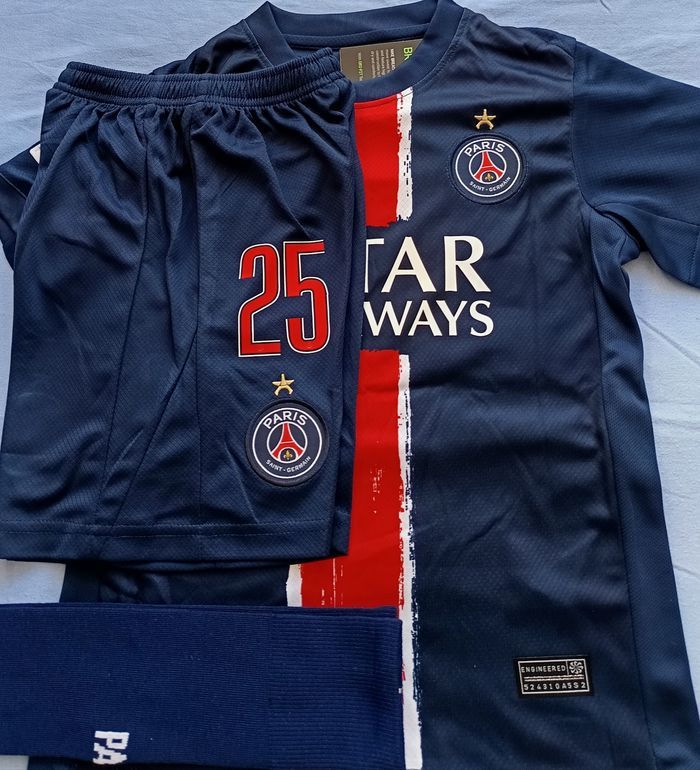 Superbe kit football Etoile enfant ( Collector Champions 2025 ) taille 10 ans + patchs - photo numéro 3