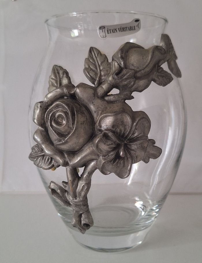 Vase en verre avec fleur en étain véritable