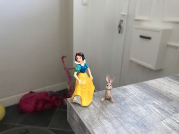 Figurine blanche neige et lapin
