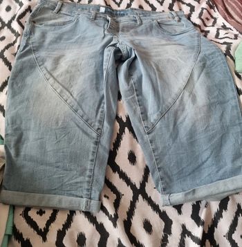 Lot de 2 bermudas en.jean John baner neufs sans étiquettes 50