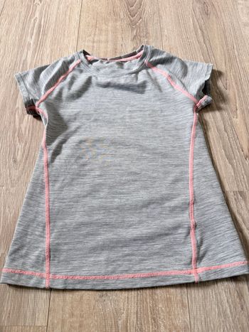 T-shirt gris et orange 
