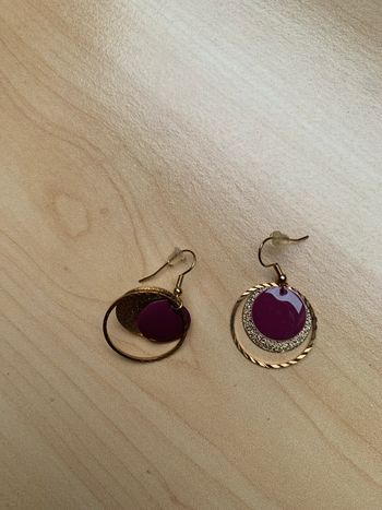 Paire de boucles d’oreilles, fantaisie, couleur, bordeaux et dorée