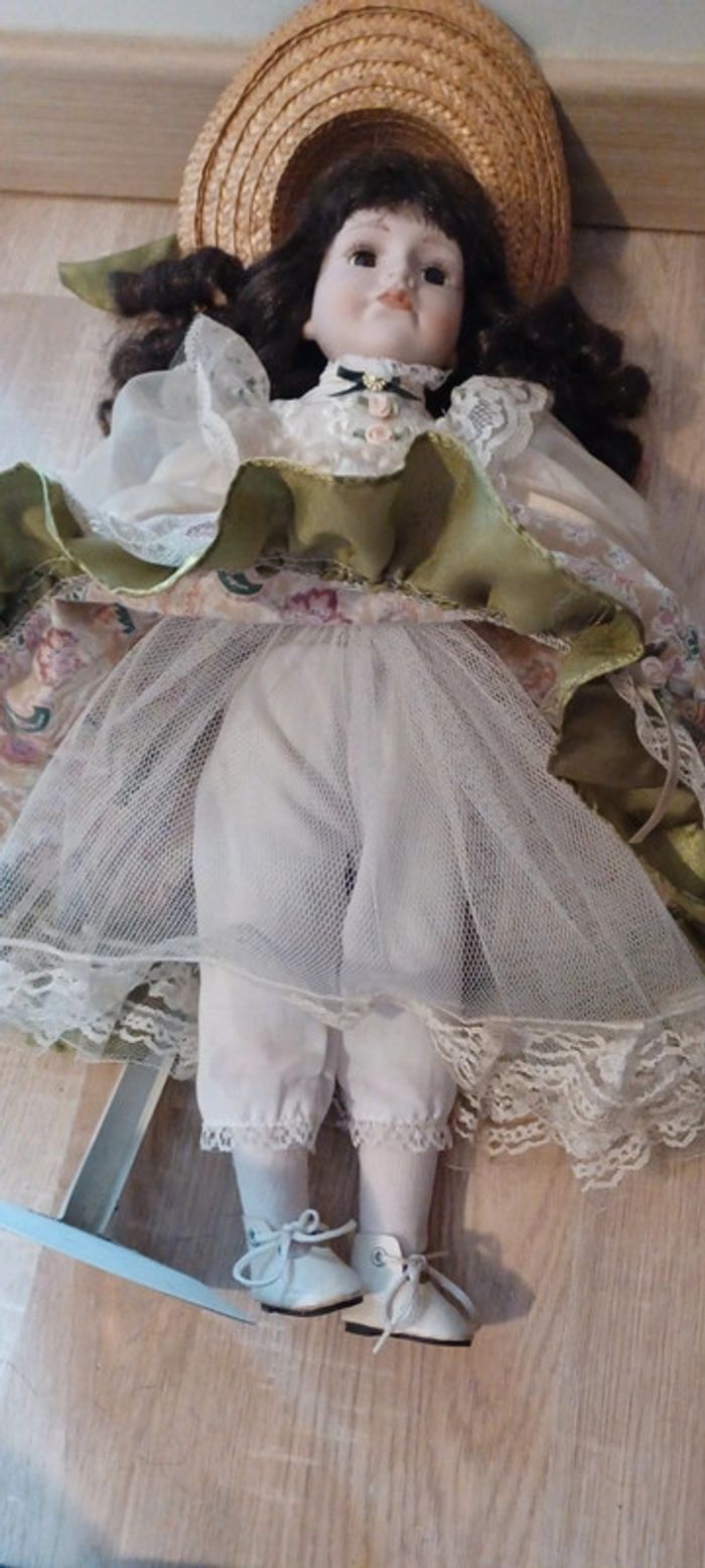 Poupée en porcelaine - photo numéro 4