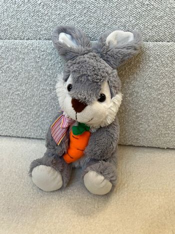 Peluche lapin gris avec carotte