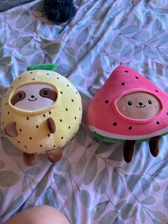Lot peluches animal déguisé en ananas et pastèque