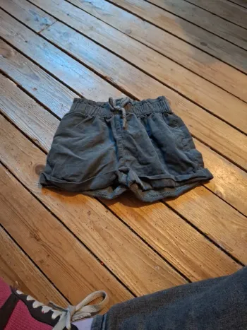 Short sans étiquette mais taille 24 mois