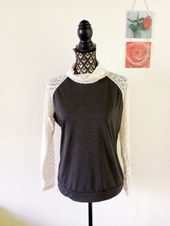 🌸sweat col roulé avec dentelle, taille L