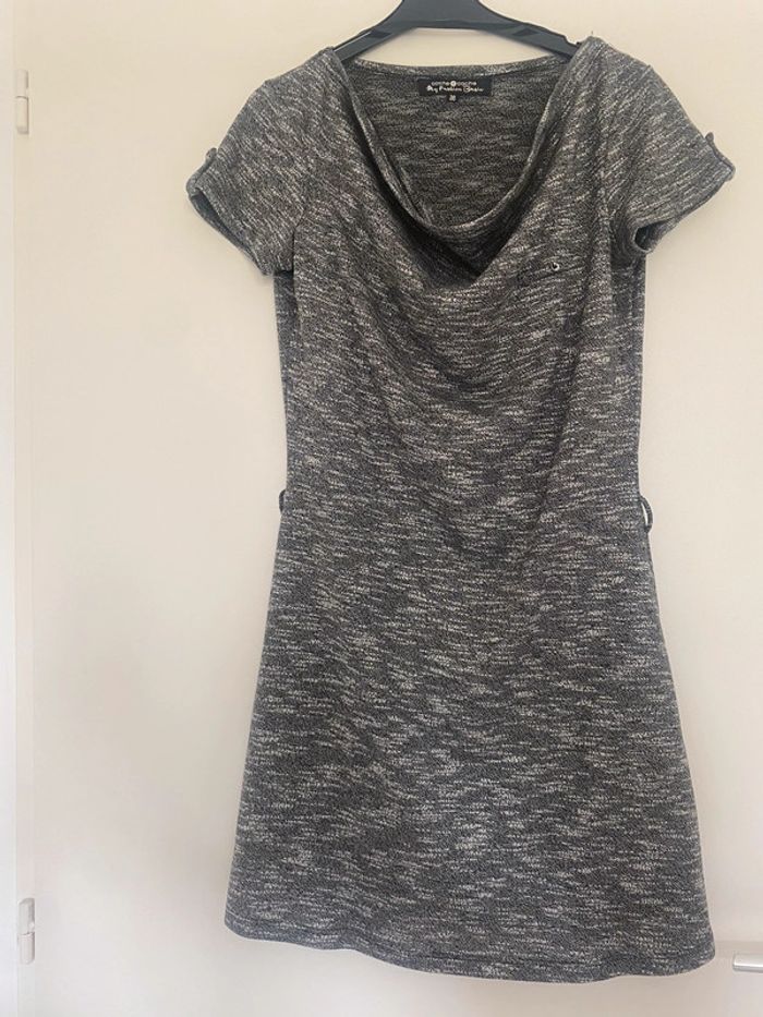 Robe grise et blanche Cache cache
