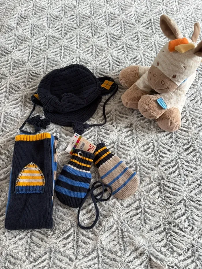 Lot écharpe, chapeau et gants DPAM