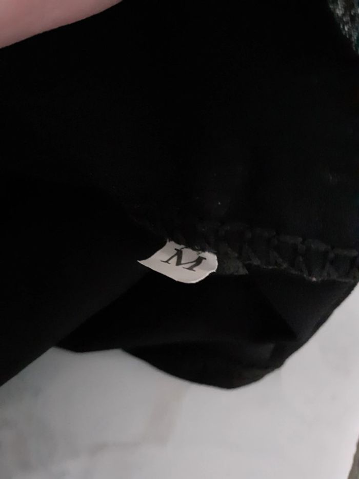 Top noir fin,empiècements style dentelle - photo numéro 7