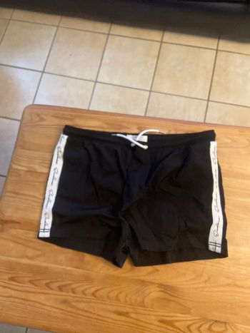 Short de bain, taille L. Primark noir avec bande blanche.