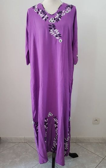 Djellaba violette avec broderies