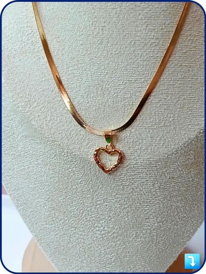 Collier doré maille serpent avec cœur martelé – tendance, chic et moderne - photo numéro 3