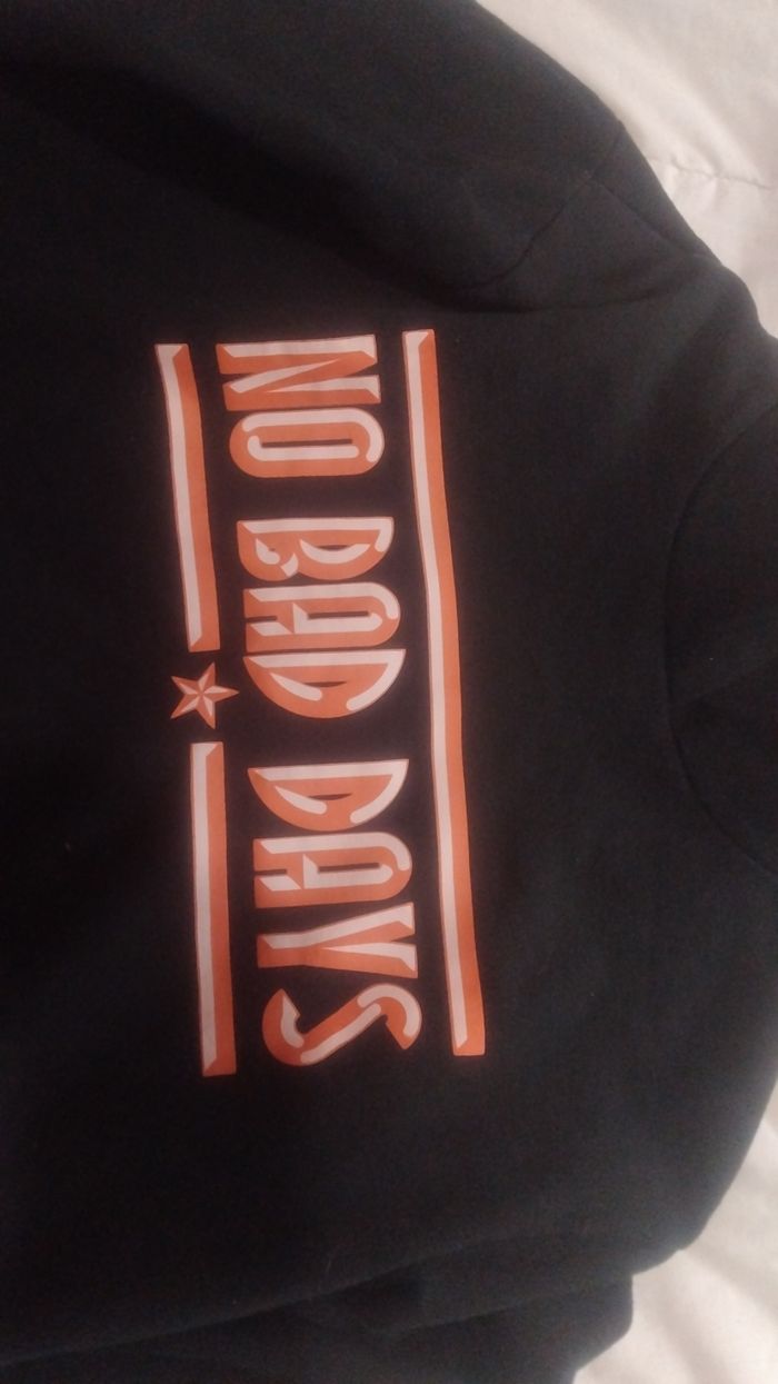 Vend pull taille L dite moi un prix le temps que c'est resonable.Vend pull taille L dite moi un prix le temps que c'est resonable.