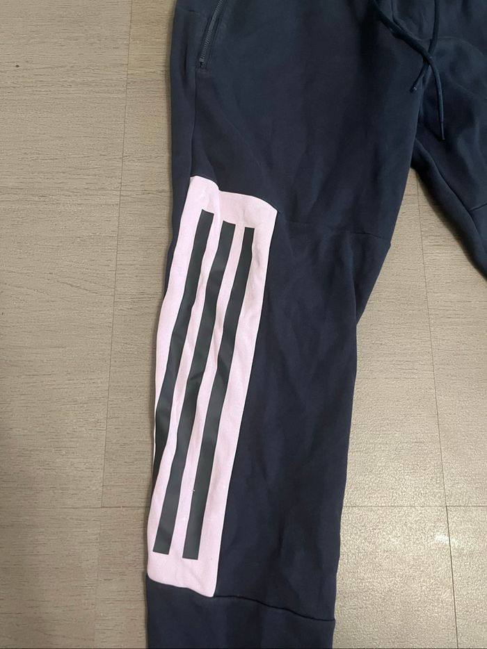 Jogging Adidas Marine – Bandes Roses – Taille L - photo numéro 4