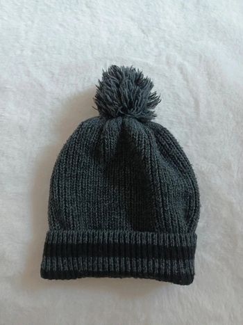 Bonnet gris & noir avec pompon très chaud intérieur polaire taille 10 / 14 ans