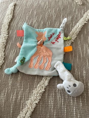 Peluche doudou plat 17cm Sophie la girafe bleu et orange très bon état