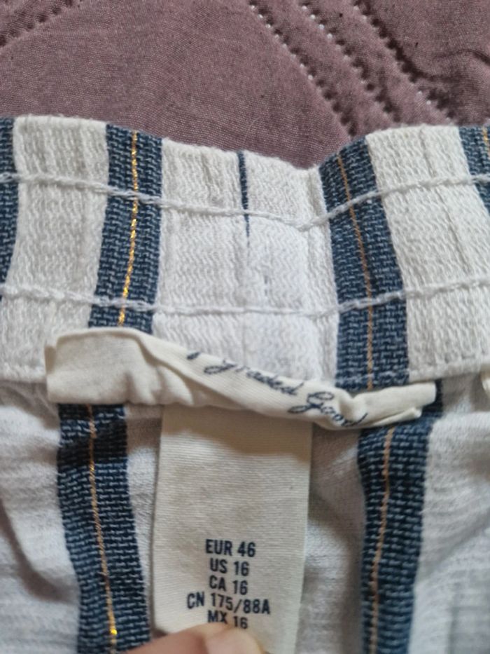 Short rayé avec des poches sur les côtés et au dos du short. - photo numéro 4