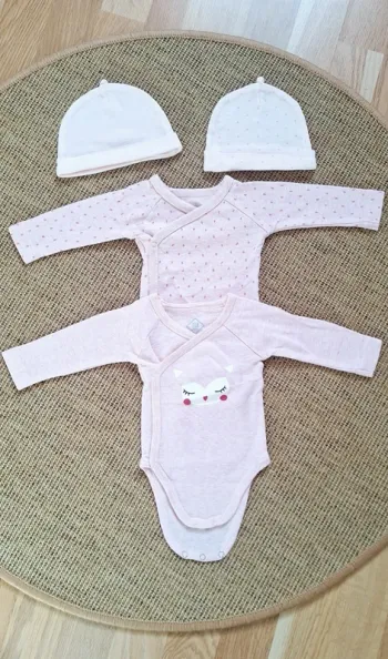 Lot naissance fille bonnets et bodies