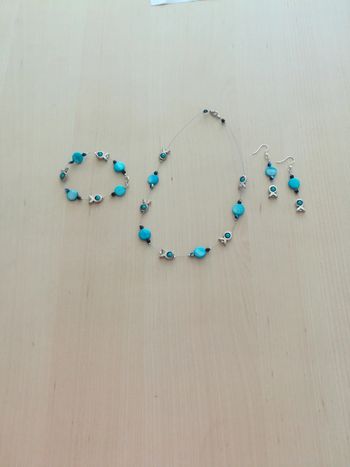 Ensemble collier bracelet et boucles d'oreilles