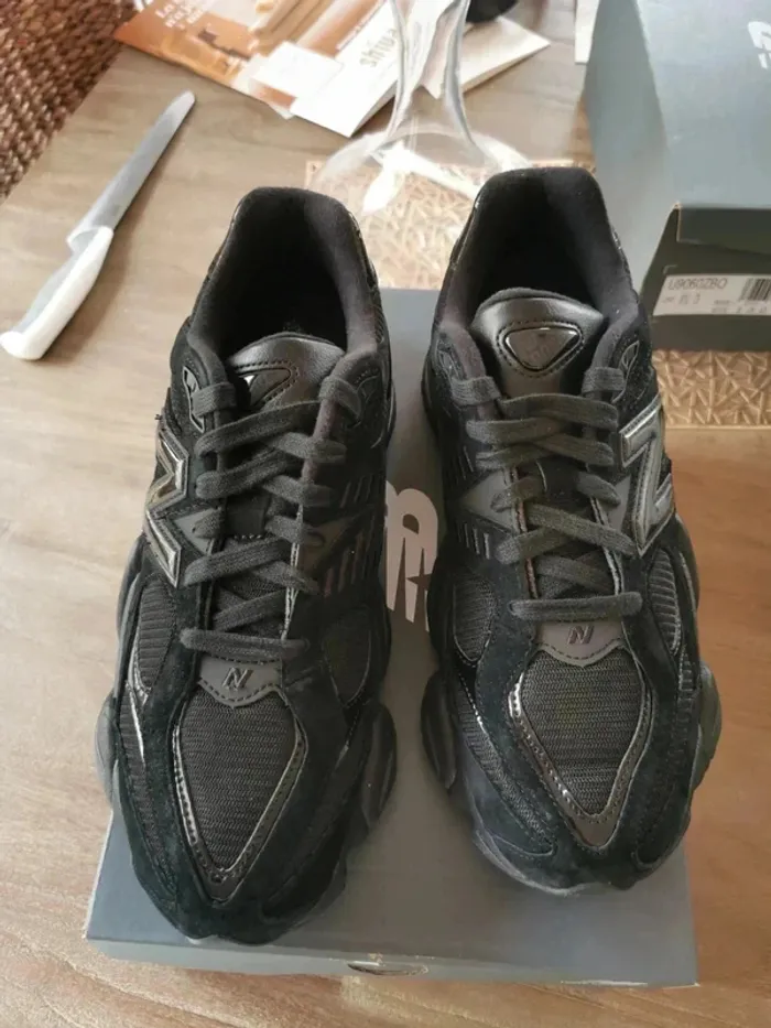 New Balance 9060 Cuir verni triple noir - photo numéro 2