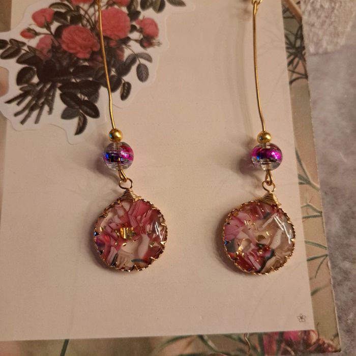 Boucles d'oreilles pendante en résine rose et doré - photo numéro 7