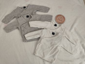 Lot de 4 brassières, 1 mois, 2 grises, 2 blanches, Kiabi 👣