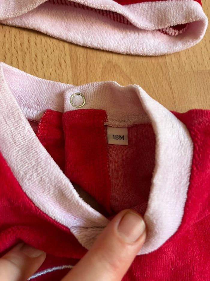 Beau pyjama/grenouillère en velours rouge «père noël » T. 18 mois/81 cm + son bonnet - photo numéro 8